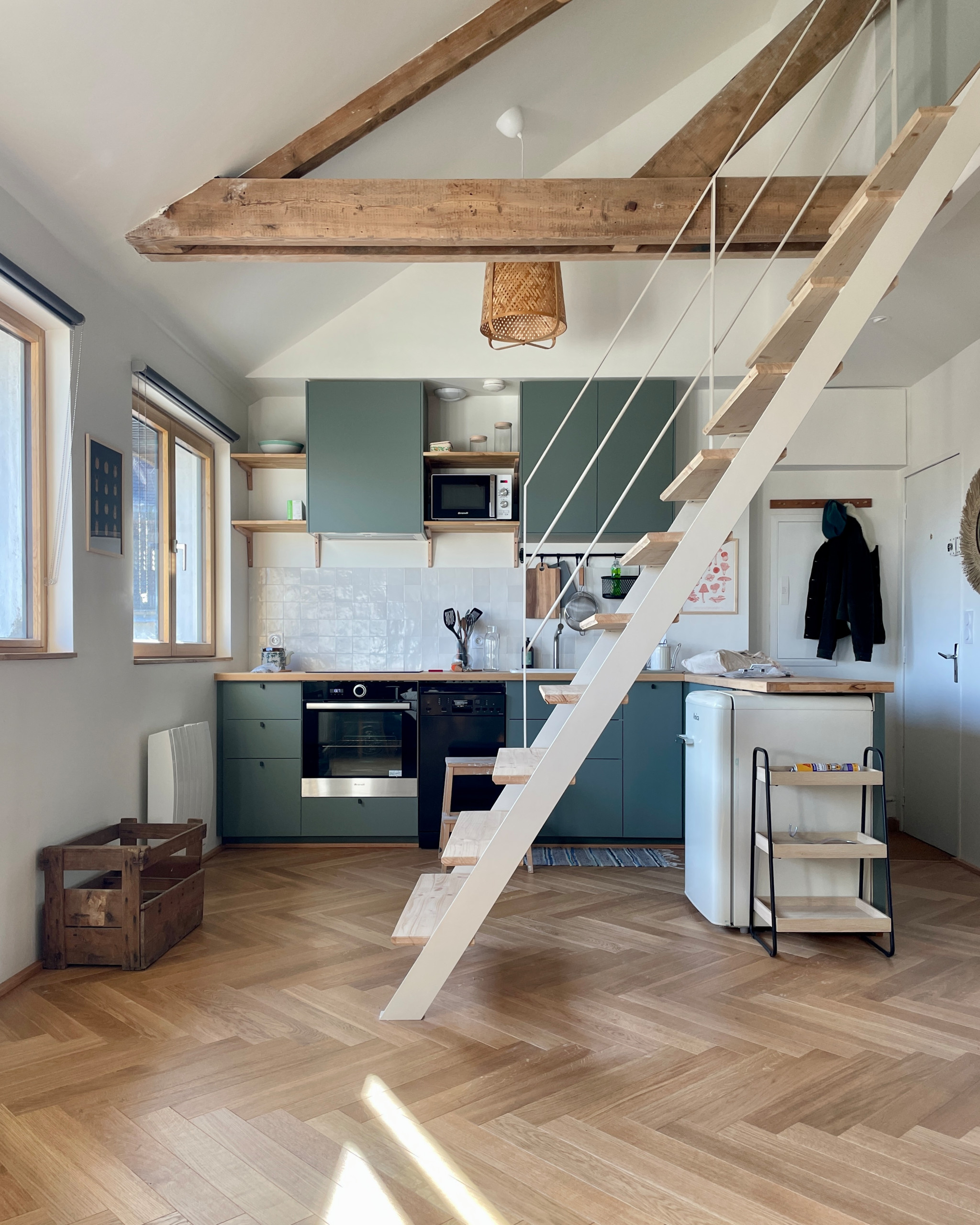 Intérieur lumineux d’un appartement en location courte durée en Ille-et-Vilaine